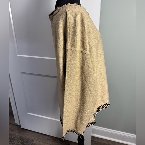 POL Reverse It Up Top leopard edge detail oversized raw hem - Picture 2 of 7